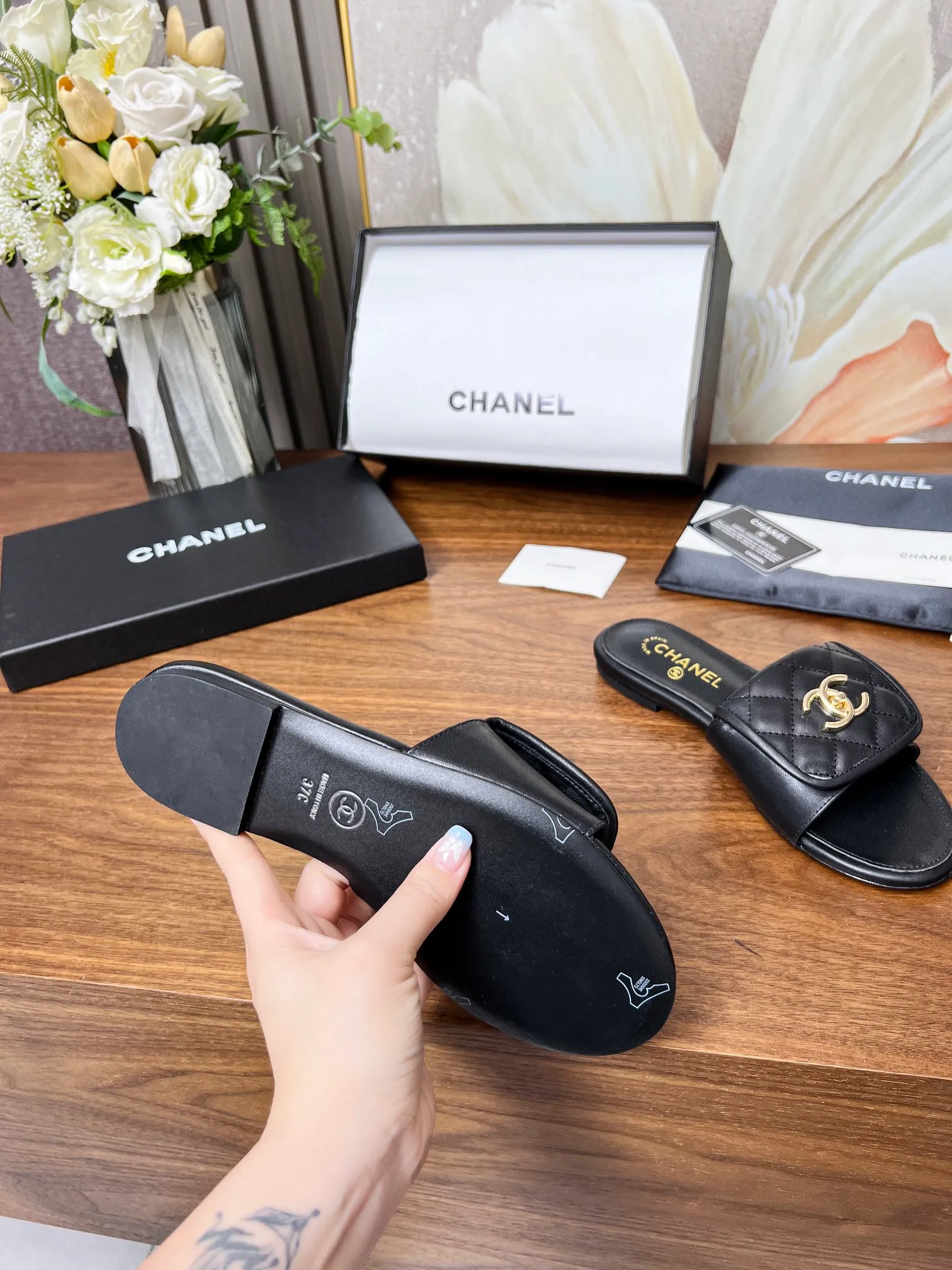 👟👟Ex-factory price 440👟👟Chanel classic slippers✅, very classic made of diamond-patterned cowhide😊 And it also has Chanel's classic gold buckle, heel, comfortable and easy to wear. Fabric: cowhide. Lining: cow lining. Color: black, white. Size: 35-42 (41, 42 can be customized and non-returnable). Outsole: Made of genuine leather outsole. Packaging: with card, cloth bag